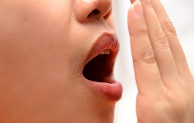 Неприятный запах изо рта — симптомы и лечение